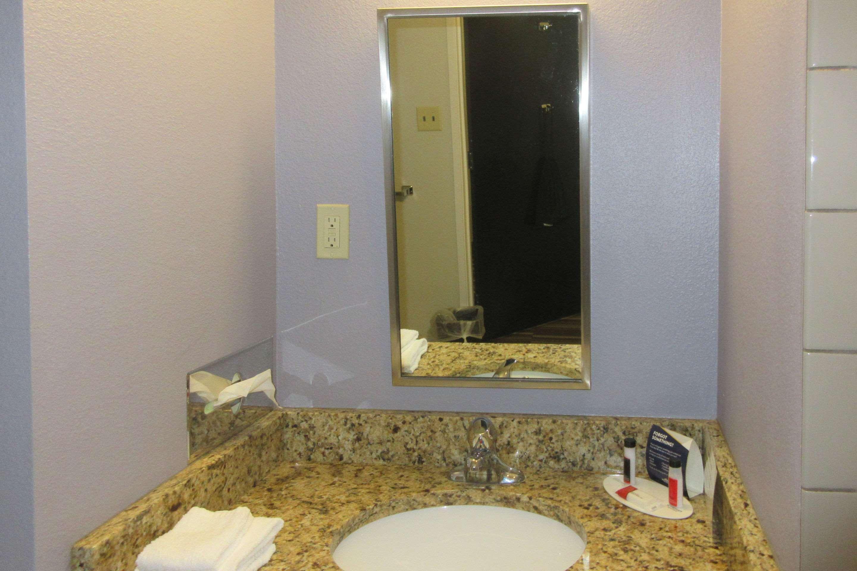 Quality Inn & Suites Caldwell I-77 Екстер'єр фото